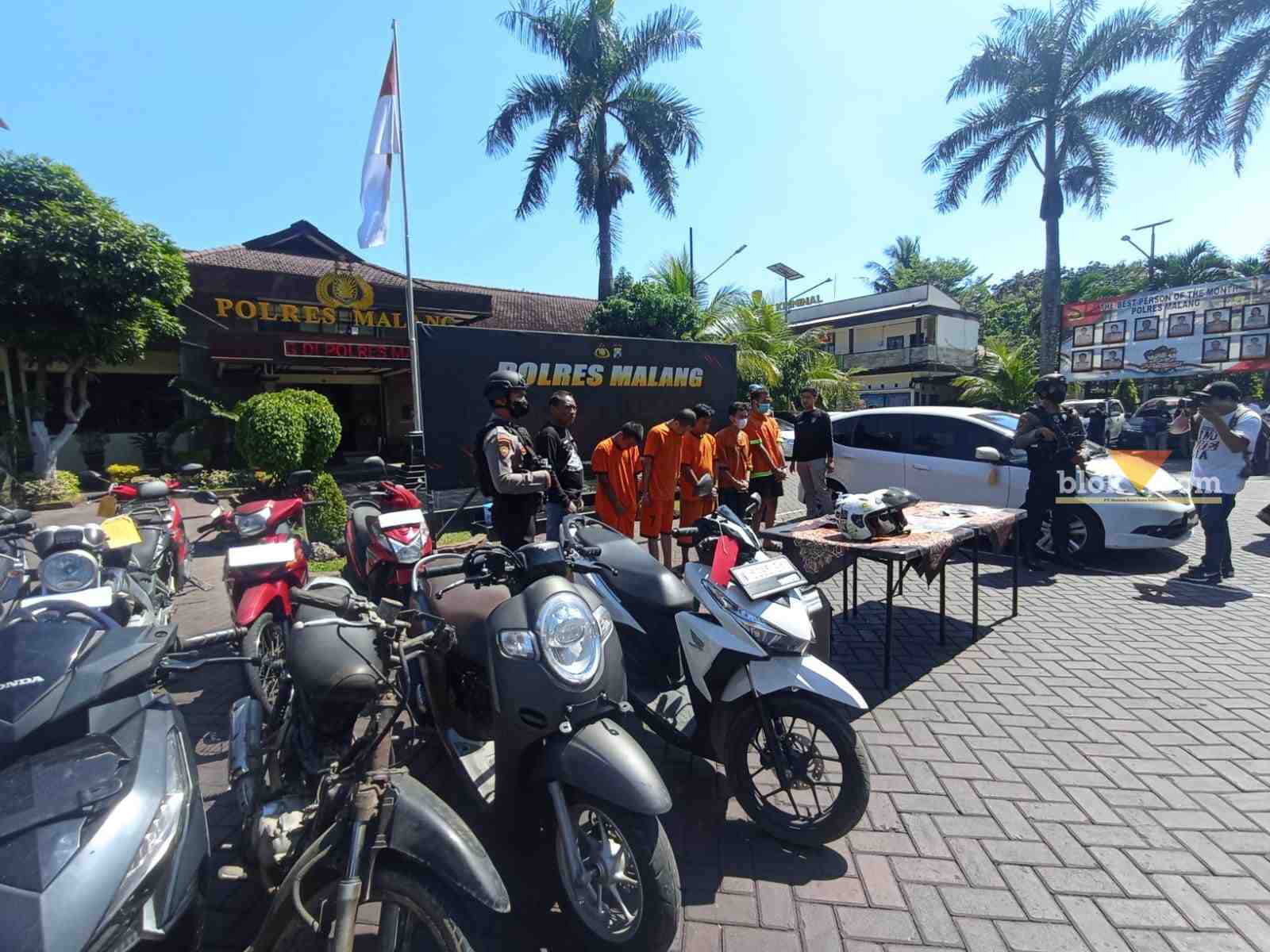 Caption : 17 barang bukti kendaraan roda dua yang berhasil diamankan polisi dari tangan empat tersangka (Blok-a.com / Putu Ayu Pratama S)