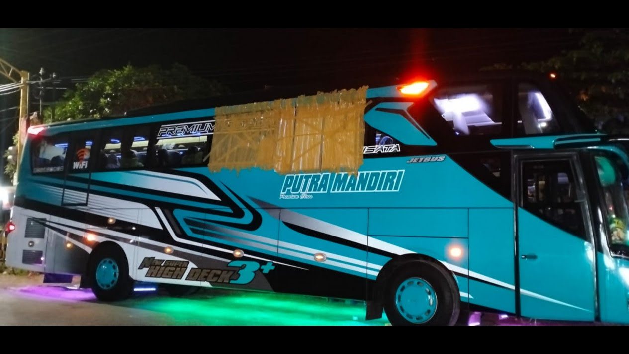 Bus yang dilempari batu di desa Alasrejo, Kecamatan Wongsorejo, Banyuwangi.(dok. TVone)