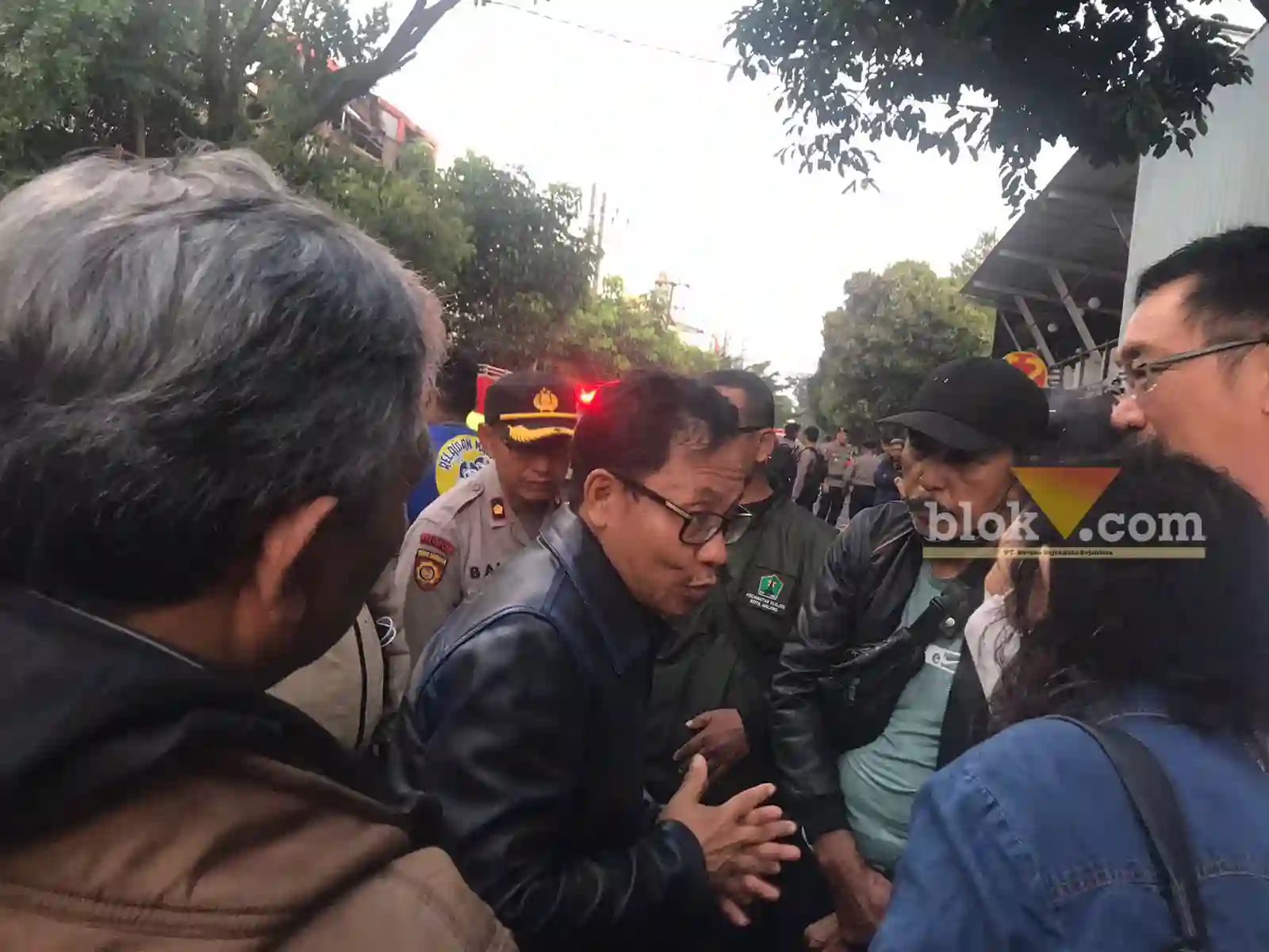 Wali Kota Malang, Sutiaji berkomunikasi dengan pemilik kios di Malang Plaza yang terbakara, Selasa (2/5/2023) (blok-a/bob)