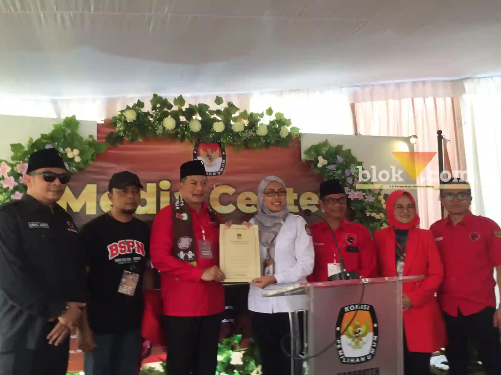 Caption : Tanda bukti penyerahan pendaftaran bacaleg dari KPU Kabupaten Malang untuk Partai Politik PDIP Kabupaten Malang (Blok-a.com / Putu Ayu Pratama S)