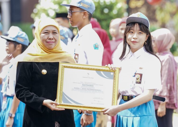Gubernur Jatim Khofifah Indar Parawansa memberikan penghargaan siswa berprestasi di peringatan Hari Pendidikan Nasional, Selasa (2/5/2023). (Pemprov Jatim)