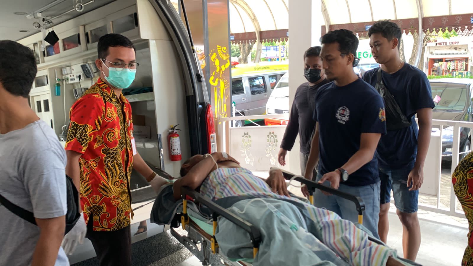 S (50) terduga pelaku penusukan saat dibawa ke RSUD Blambangan untuk menjalani perawatan medis, Sabtu (6/5/2023) (blok-a.com/Aras Sugiarto)