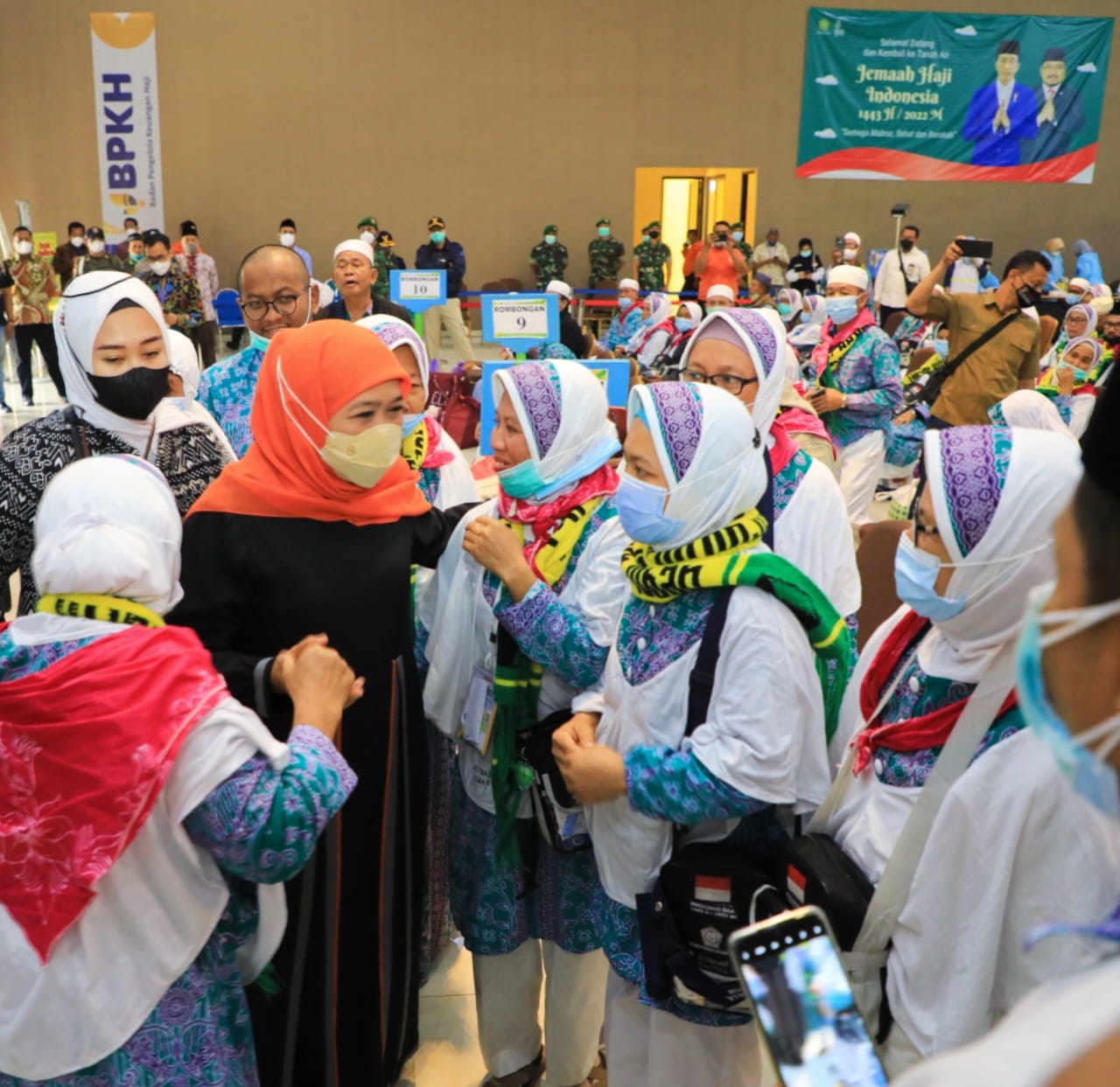 Gubernur Khofifah bersama jamaah haji Jatim. (Pemprov Jatim)