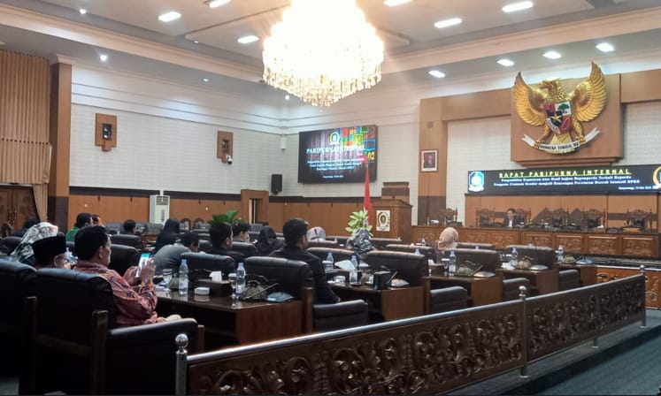 Rapat Paripurna internal DPRD Banyuwangi..