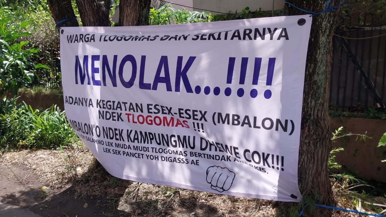 Spanduk tolak prostitusi online yang terpasang di Tlogomas Kota Malang (blok-a/bob)