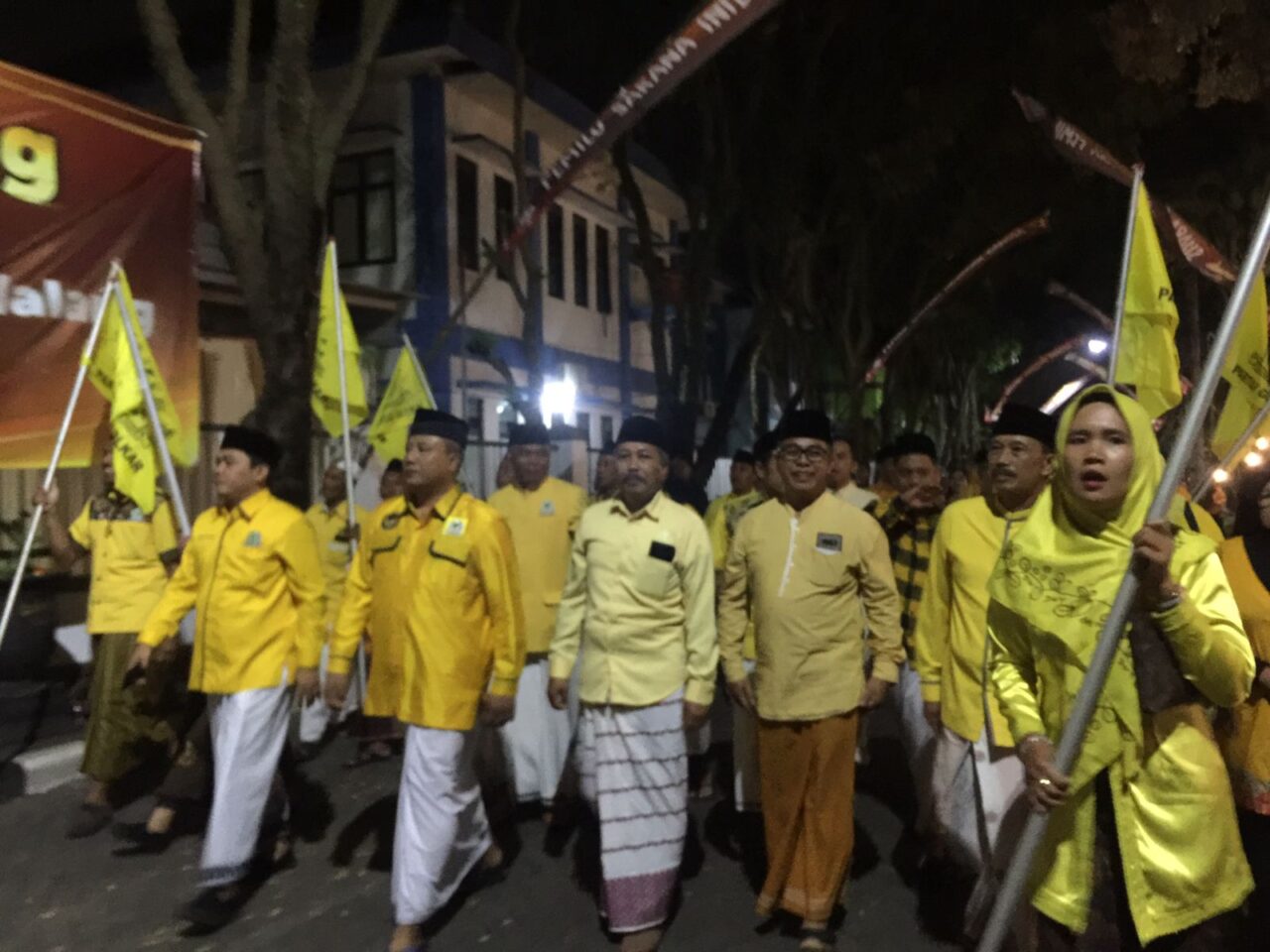 Caption : Partai Golongan Karya (Golkar) Kabupaten Malang tiba di KPU Kabupaten Malang mendekati waktu injury time pada Minggu (14/05/2023) sekitar pukul 20.30 WIB (Blok-a.com / Putu Ayu Pratama S)