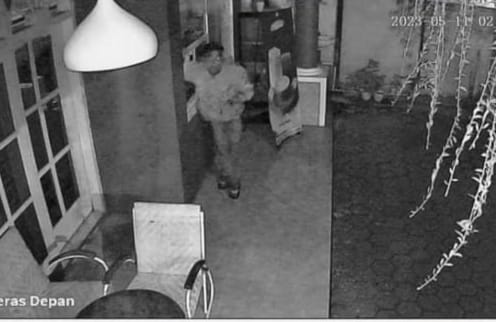 Tangkapan layar rekaman CCTV aksi pencurian yang dilakukan seorang residivis warga Kelurahan Kertosari, Kecamatan Banyuwangi. (dok. Polsek Banyuwangi)