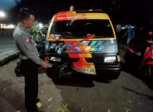Anggota Pos Lantas Polsek Gambiran saat melakukan olah TKP Lakalantas antara Mobil Mitsubishi Pick Up Vs sepeda motor Honda Supra X, Senin (22/5/2023) malam. (Dokumen dari salah satu saksi untuk blok-a.com)