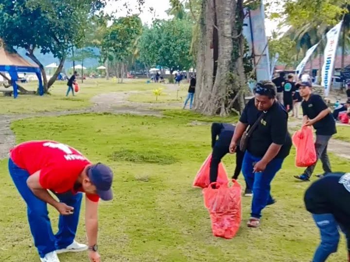 Kapolsek Pesanggaran Iptu Lita Kurniawan bersama komunitas Sreped melaksanakan gladi bersih perduli lingkungan di area wisata pulau merah, Sabtu (29/4/2023) sore.(blok-a.com/Kuryanto)