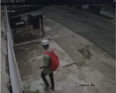 Tangkapan layar rekaman CCTV yang memperlihatkan pelaku tengah menjalankan aksinya (Sumber : Humas Polres Malang for Blok-a.com)