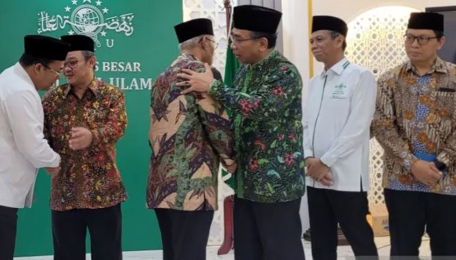Ketua Umum PP Muhammadiyah Haedar Nashir berjabat tangan dengan Ketua Umum PBNU Yahya Cholil Staquf saat bersilaturahmi di Kantor Pusat PBNU, Jakarta, Kamis (25/5/2023). (ANTARA)