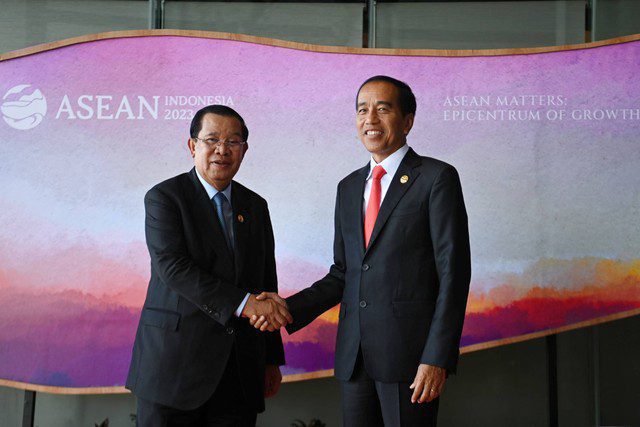 Presiden Jokowi berjabat tangan dengan Perdana Menteri Kamboja Hun Sen saat pertemuan bilateral di sela-sela KTT ke-42 ASEAN di Labuan Bajo, NTT, Rabu (10/5/2023). (Aprillio Akbar/ANTARA FOTO)