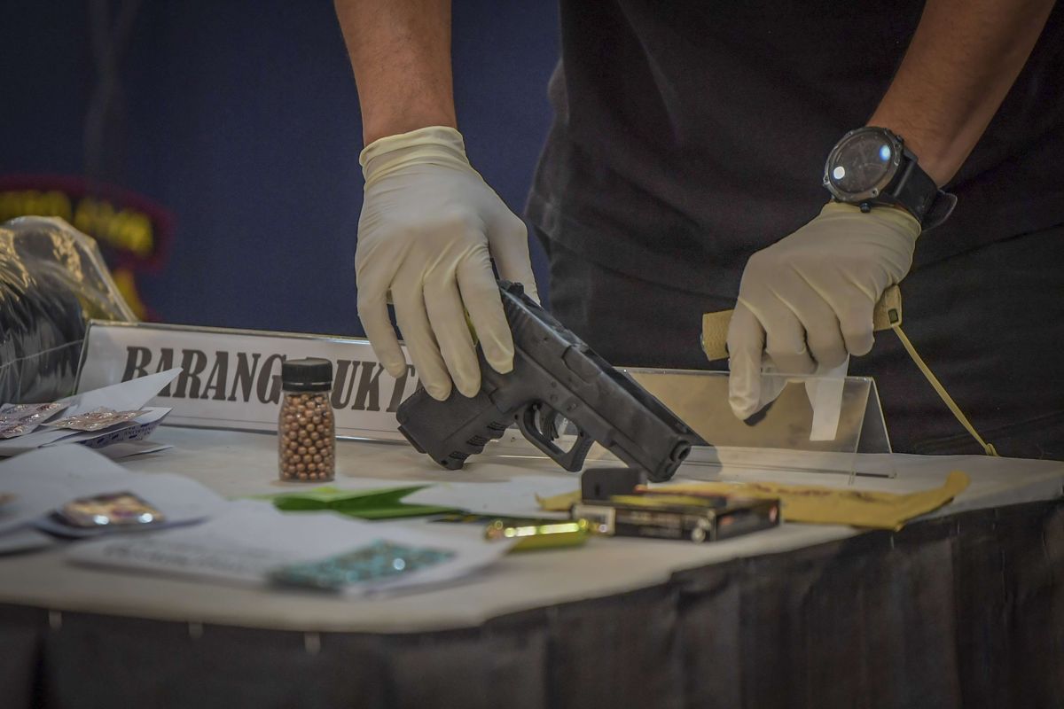 Petugas menunjukan barang bukti senjata airgun pada konferensi pers di gedung Ditreskrimum Polda Metro Jaya, Jakarta, Jumat (5/5/2023).(ANTARA FOTO/GALIH PRADIPTA)