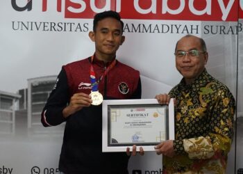 Rizky Ridho mendapat bonus dan beasiswa dari Universitas Muhammadiyah Surabaya (Foto: UM Surabaya)