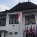 Situasi kantor KPU Kabupaten Malang, terlihat bendera partai politik terpasang menjelang tahun politik (Blok-a.com / Putu Ayu Pratama S)