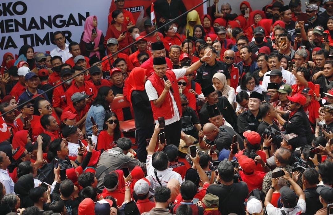 Ibu-Ibu Surabaya Terpesona Ketemu Ganjar, Disebut Aslinya Lebih Ganteng dari Foto