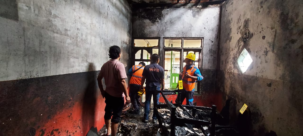 Caption : Kondisi rumah Pujiantoro warga Dusun Ngerjo, Desa Kluwut, Kecamatan Wonosari Kabupaten Malang, pada Kamis (11/05/2023) (Sumber : Kapolsek Wonosari for Blok-a.com)