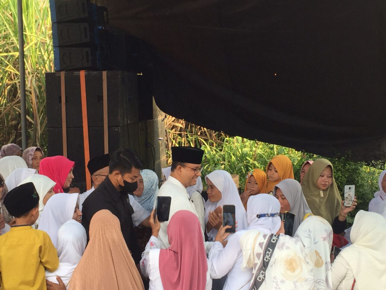 Caption : Bakal Calon Presiden 2024, Anies Baswedan di tengah kerumunan warga Desa Jeru, Kecamatan Turen, Kabupaten Malang (Blok-a.com/ Putu Ayu Pratama S)