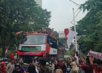 Bus arak-arakan Timnas Indonesia U-22, Jumat (19/5/2023). (Foto: MNC Portal Indonesia)