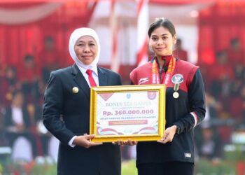Gubernur Jawa Timur Khofifah Indar Parawansa memberikan penghargaan pada atlet dan pelatih asal Jatim yang telah berprestasi di ajang SEA Games, Senin (22/5/2023). (Pemprov Jatim)