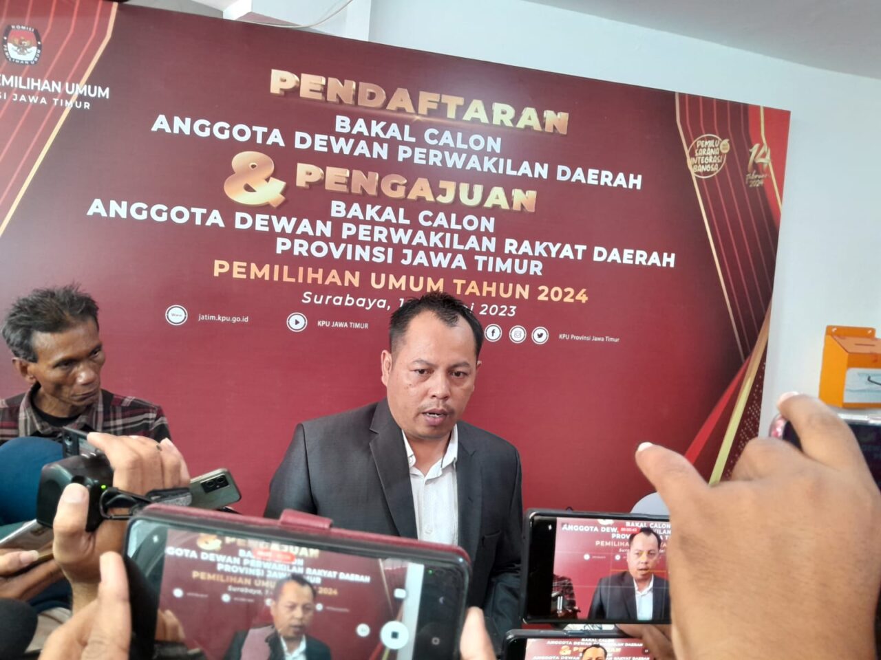 Ketua KPU Provinsi Jatim, Choirul Anam, saat di hadapan awak media.(blok-a.com/Isma)