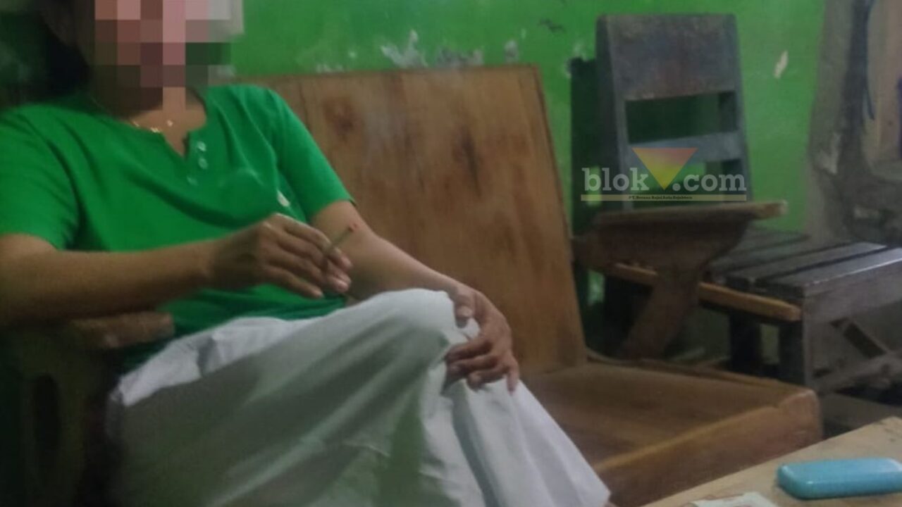 CSS (42) seorang janda yang menjadi PSK di salah satu lokalisasi Desa Wonosobo, Kecamatan Srono, bersama anaknya yang masih Bocil berusia 7 tahun, Minggu (21/5/2023).(blok-a.com/Kuryanto)