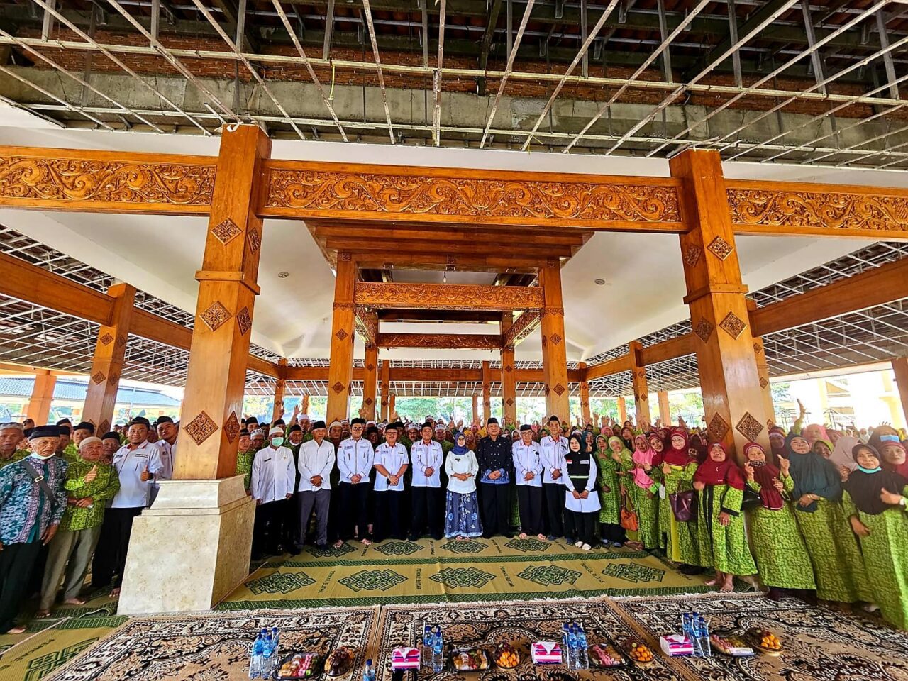 Manasik haji massal di Pendopo Sasana Adhi Praja, Kantor Pemkab Blitar di Kanigoro, Jumat (18/05/2023).