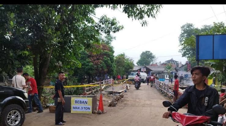 Jembatan penghubung antar kecamatan di Desa Ciranjang, Kecamatan Ciranjang, Cianjur, Jawa Barat, rusak akibat dihantam banjir, sehingga arus lalulintas hanya diberlakukan satu arah, Senin (1/5/2023).(Dok. ANTARA)