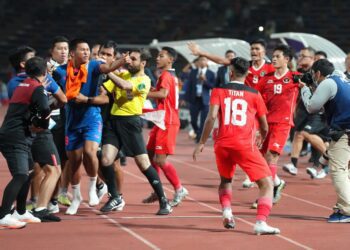 Kerusuhan di laga Timnas Indonesia U-22 vs Timnas Thailand U-22. (Foto: REUTERS/Cindy Liu