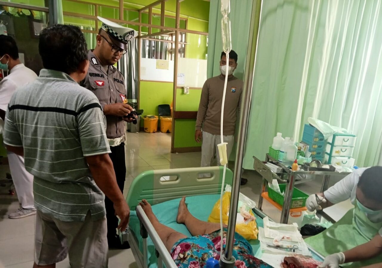 Korban saat berada di Rumah Sakit Al-Huda di Kecamatan Gambiran. (Dokumen dari Kanitlantas Polsek Genteng untuk blok-a.com)