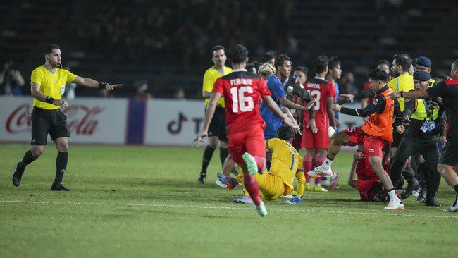 Kericuhan di final SEA Games 2023 Indonesia vs Thailand. (AP/Tatan Syuflana)