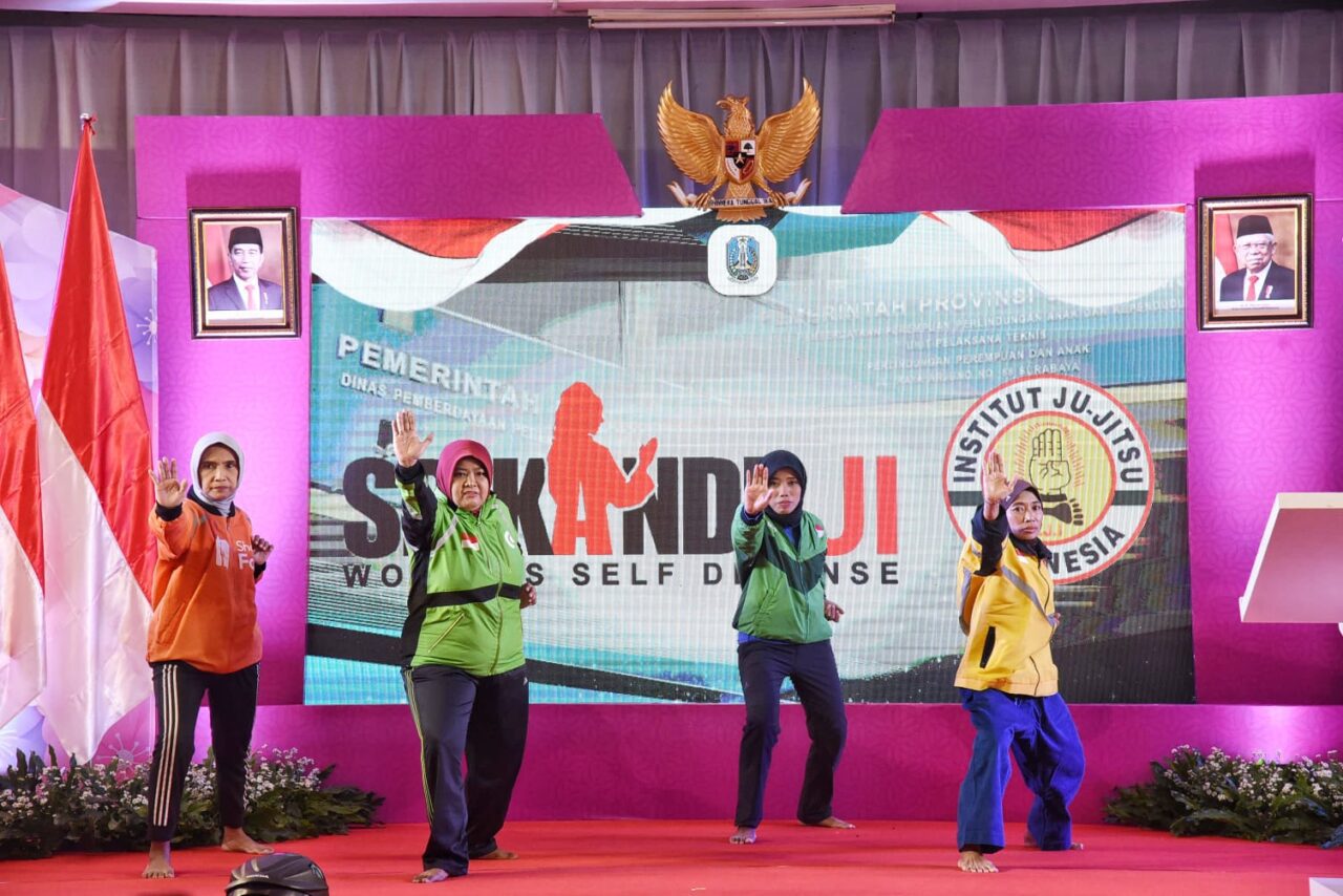 Atraksi self-defense oleh GASPOL Jatim. (Pemprov Jatim)
