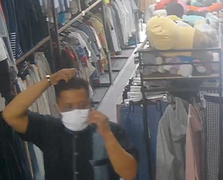 Tangkapan layar potongan video CCTV pelaku penipuan dengan modus penagihan penyewaan ruko di Asrikaron Pakis Kabupaten Malang (Pemilik ruko for Blok-a.com)