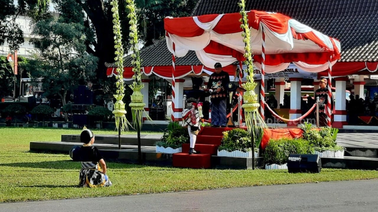 FOTO : Pemerintah Kota Blitar menggelar upacara Grebeg Pancasila di Alun-alun Kota Blitar, Kamis (01/06/2023), dalam rangka memperingati Hari Lahir Pancasila yang jatuh tiap tanggal 1 Juni. (Foto blok-a.com/Fajar)