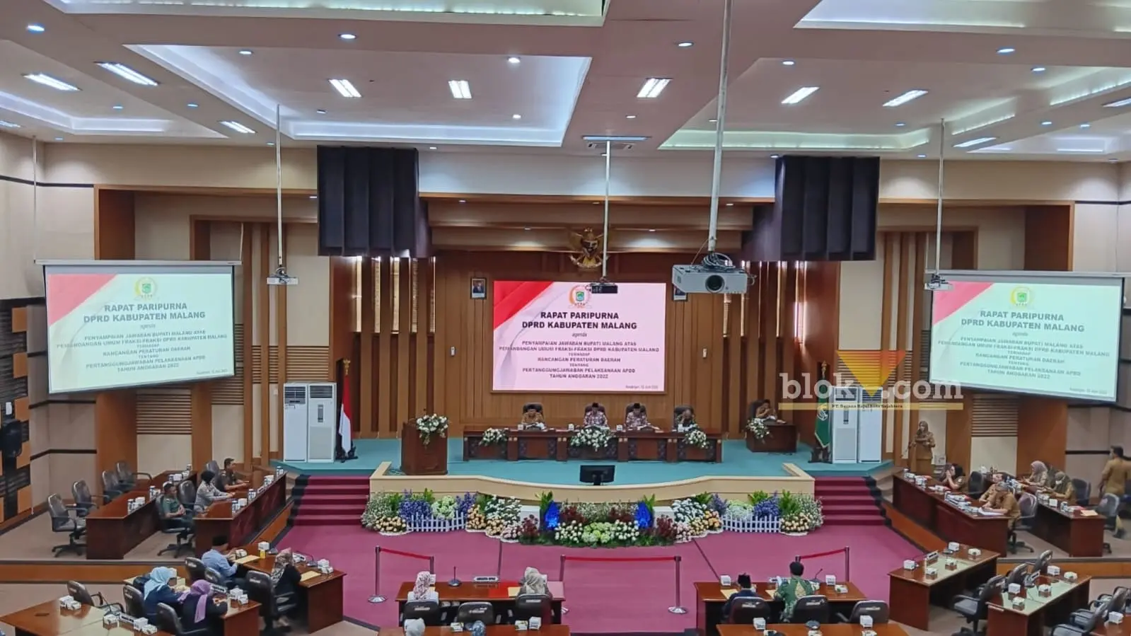 Situasi rapat paripurna dalam penyampaian jawaban Bupati terhadap pandangan umum fraksi fraksi tentang pertanggungjawaban pelaksanaan anggaran pendapatan dan belanja daerah (APBD) 2022, pada Senin (12/06/2023).(Blok-a.com/Putu Ayu Pratama S)