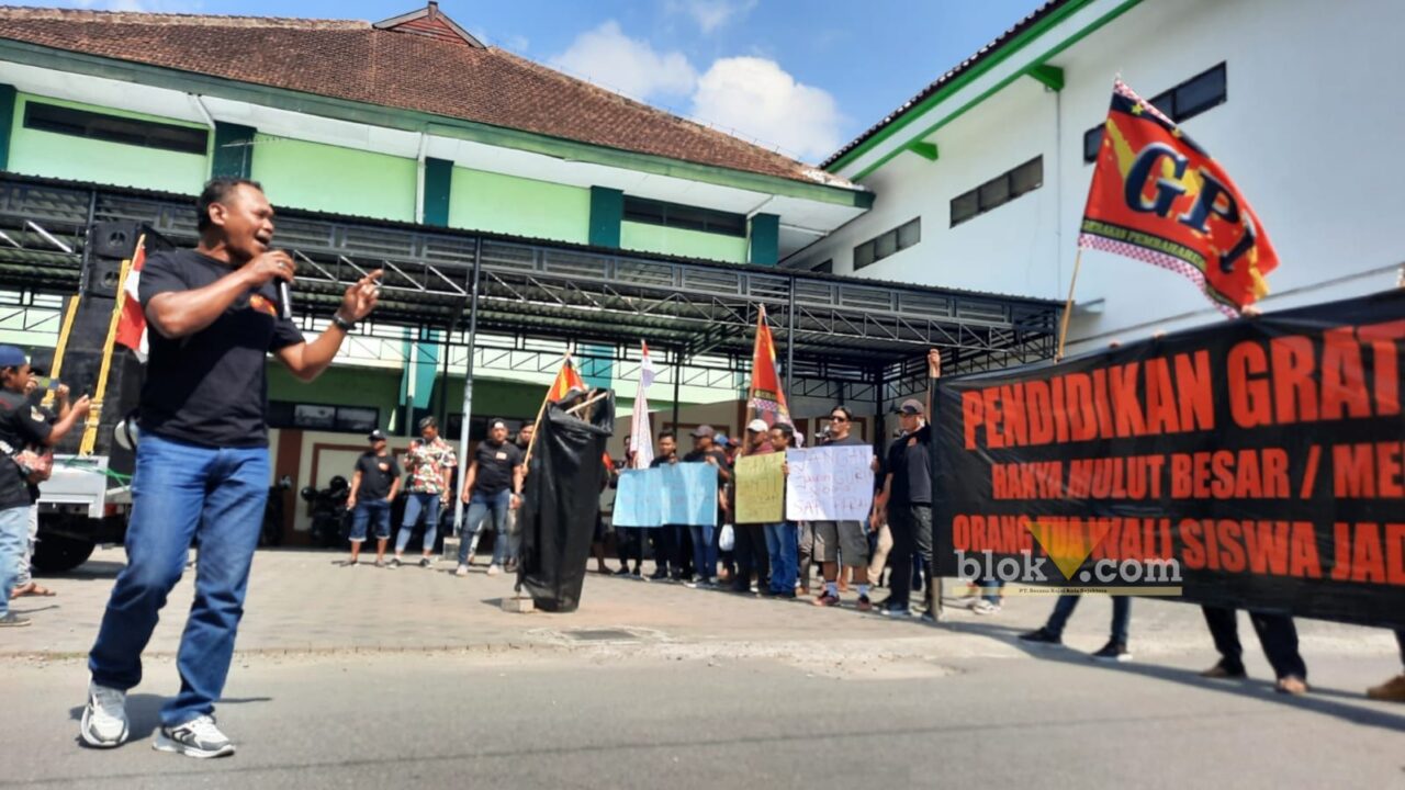 Massa GPI melakukan aksi unjuk rasa di depan Kantor Dinas Pe didikan Kabupaten Blitar, Kamis (22/06/2023). (Fajar/blok-a.com)