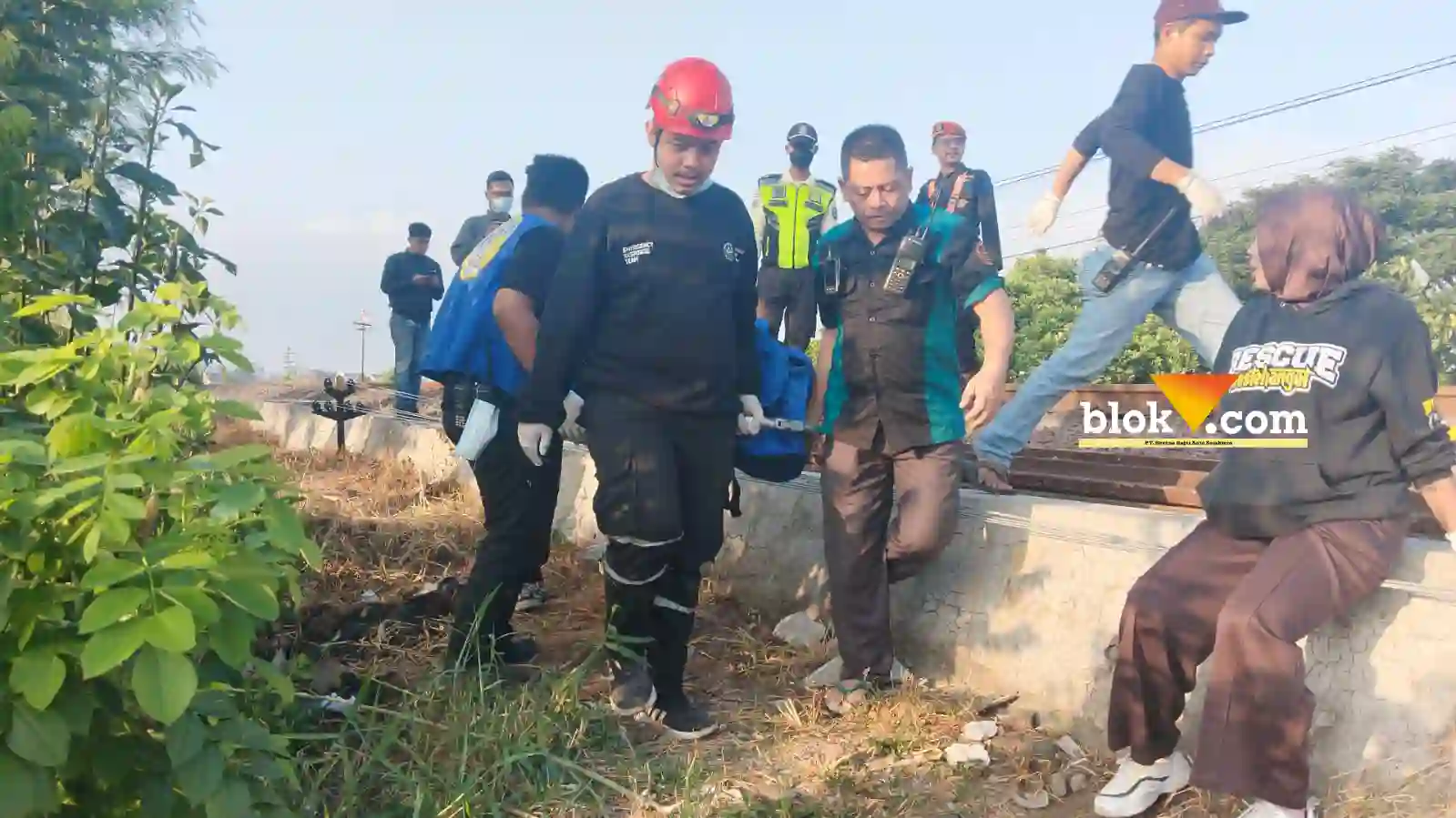 Evakuasi mayat kakek misterius yang tertabrak kereta api di Kota Malang (blok-a/mg1)