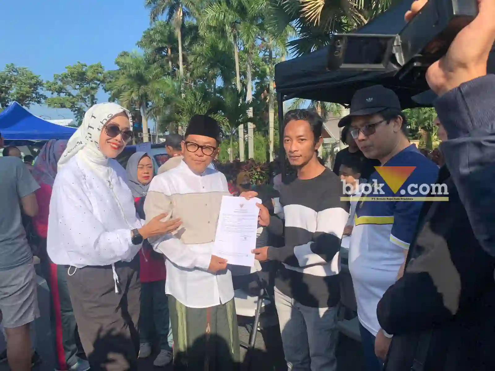 Wali Kota Malang Sutiaji bersama sang istri, Widayati Sutiaji berfoto bersama warga pasca mengurus NIB di CFD, Minggu (18/6/2023) (blok-a/bob)