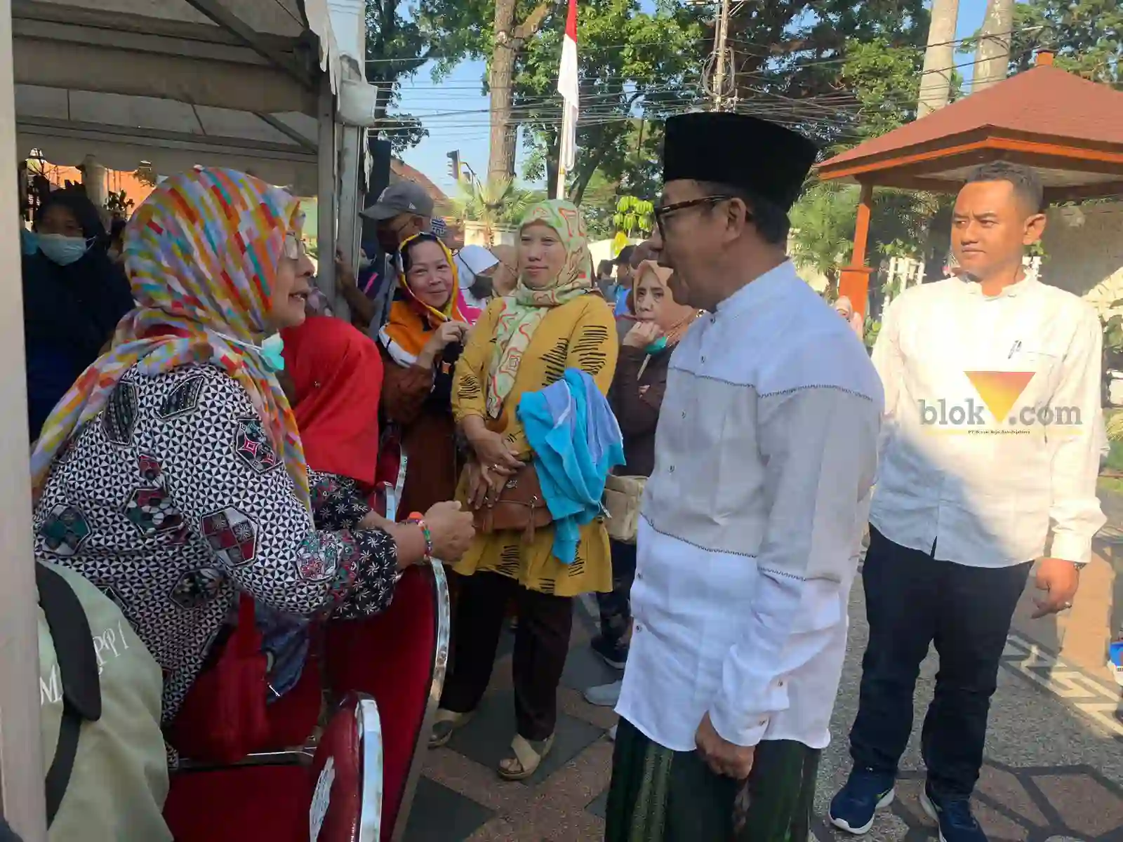 Wali Kota Malang, Sutiaji bercengkrama dengan warga-nya di latar rumah dinas, Minggu (18/6/2023) (blok-a/bob)