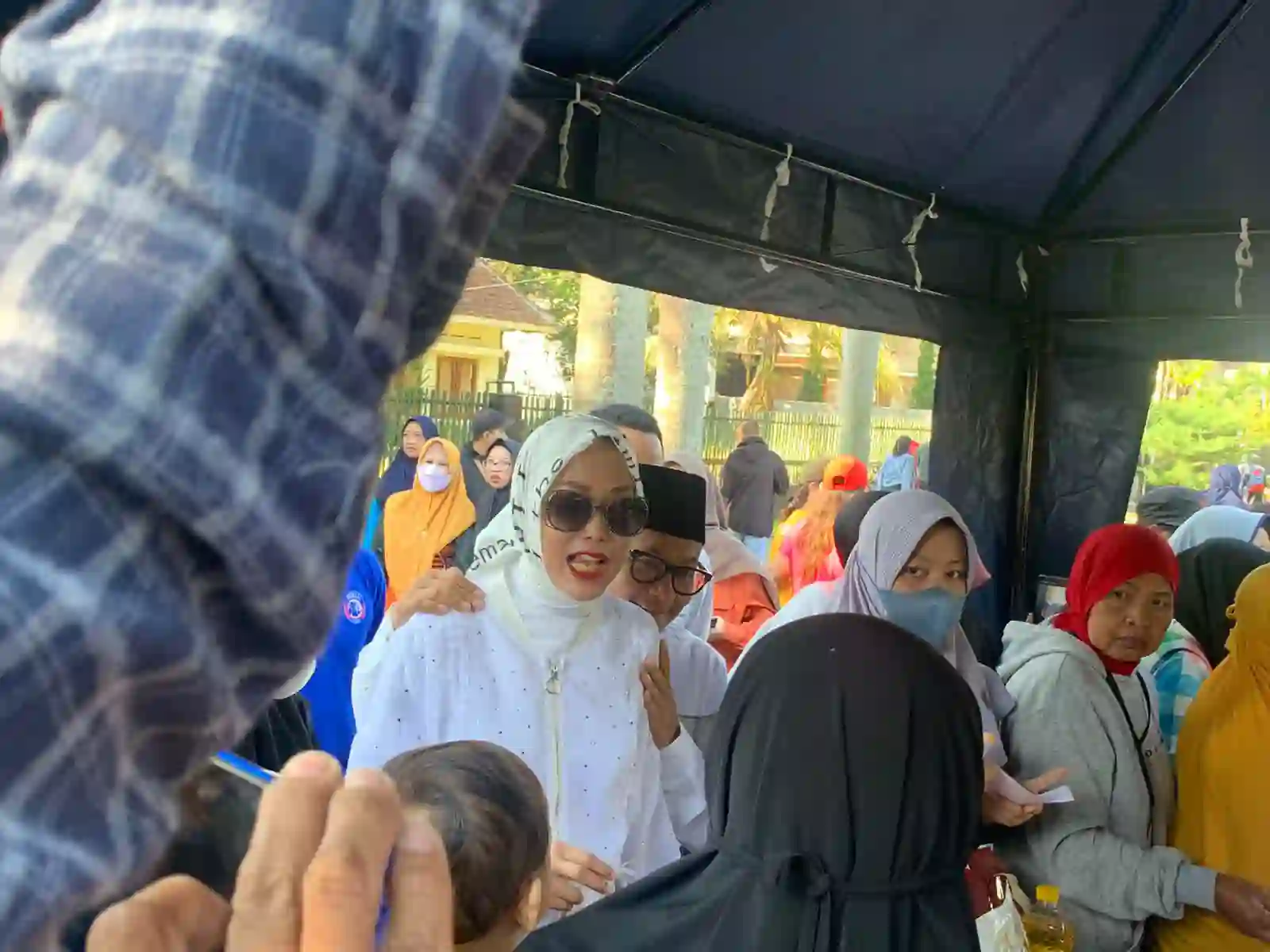 Sutiaji melihat sembako murah dengan istri-nya, Widayati Sutiaji di CFD Kota Malang, Minggu (18/6/2023) (blok-a/bob)