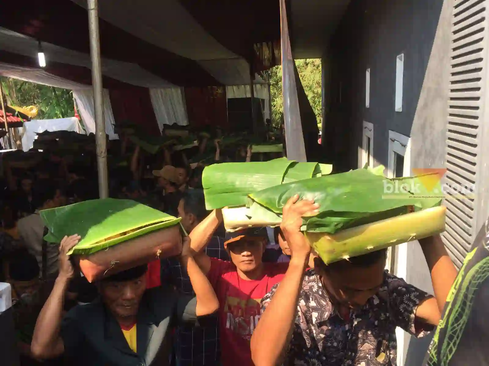 Caption : Warga Dusun Jamuran, Sukodadi tengah melakukan gelaran encek encek pada event bersih dusun, Senin (19/06/2023) (Blok-a.com/ Putu Ayu Pratama S)