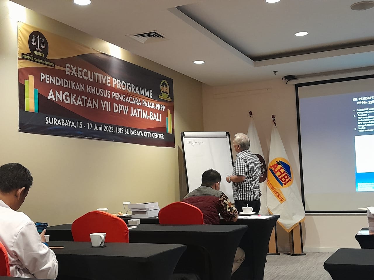 Pendidikan khusus pengacara pajak (PKPP) di Hotel Ibiz, Jalan Basuki Rahmat, Kota Surabaya, Jumat (16/6/2023).