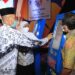 Gubernur Jawa Timur Khofifah Indar Parawansa sedang menguji coba KIPIN (Kios Pintar) Anjungan Belajar Mandiri.(dok. Pendidikan.id)