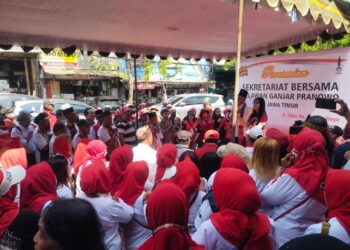 Peresmian sekretariat bersama (Sekber) Relawan Ganjar Pranowo Jatim di Surabaya.