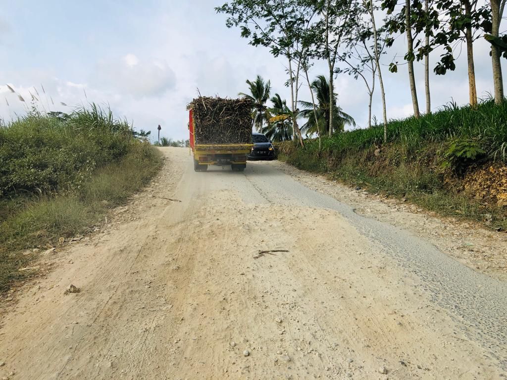 Caption : Ruas jalan rusak menuju kawasan wisata di wilayah Desa Srigonco, Kecamatan Bantur Kabupaten Malang (Blok-a.com / Putu Ayu Pratama S)