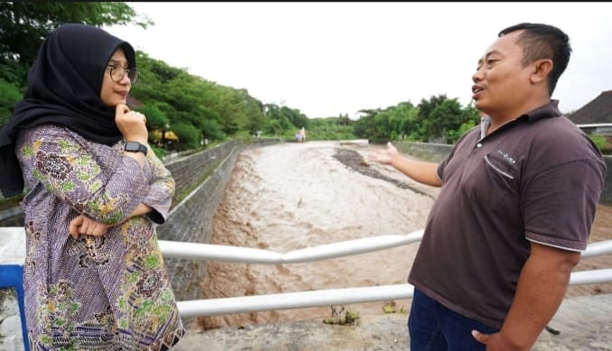Bupati Banyuwangi Ipuk Fiestiandani saat meninjau luapan debit air sungai Badeng, Desa Alasmalang, Kecamatan Singojuruh, Banyuwangi, Jum'at (7/7/2023) siang.(blok-a.com/Kuryanto).