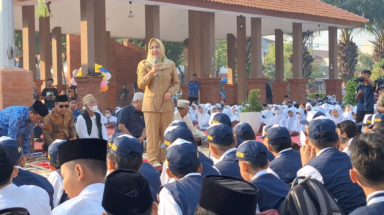 Ning Ita saat pembukaan MPLS TA 2023 di Alun-alun Wiraraja Mojokerto. (blok-a.com/Syahrul)