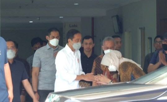 Presiden Joko Widodo (Jokowi) bertemu istri Cak Nun, Novia Kolopaking di Rumah Sakit Umum Pusat (RSUP) Dr Sardjito, Yogyakarta, Minggu (9/7/2023) pagi. Foto/Istimewa