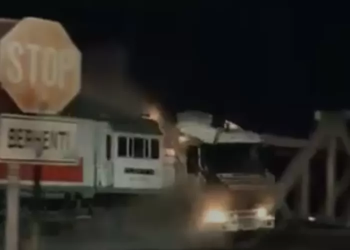 Tangkapan layar video kecelakaan antara truk dengan KA Brantas di Kota Semarang, pada Selasa (18/7/2023) malam.