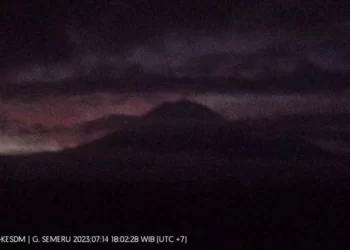 Visual Gunung Semeru yang terpantau di Pos Pengamatan Gunung Semeru di Gunung Sawur Lumajang pada periode pengamatan Jumat (14/7/2023) pukul 12.00-18.00 WIB. ANTARA/HO-PVMBG
